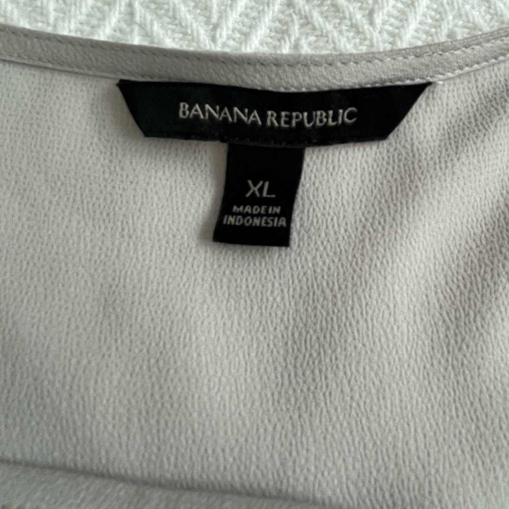 Banana Republic Light Gray Long Sleeve Dressy Blouse with Ruffle Hem size XL - Picture 3 of 7